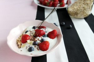 Greek yogurt with berries 
